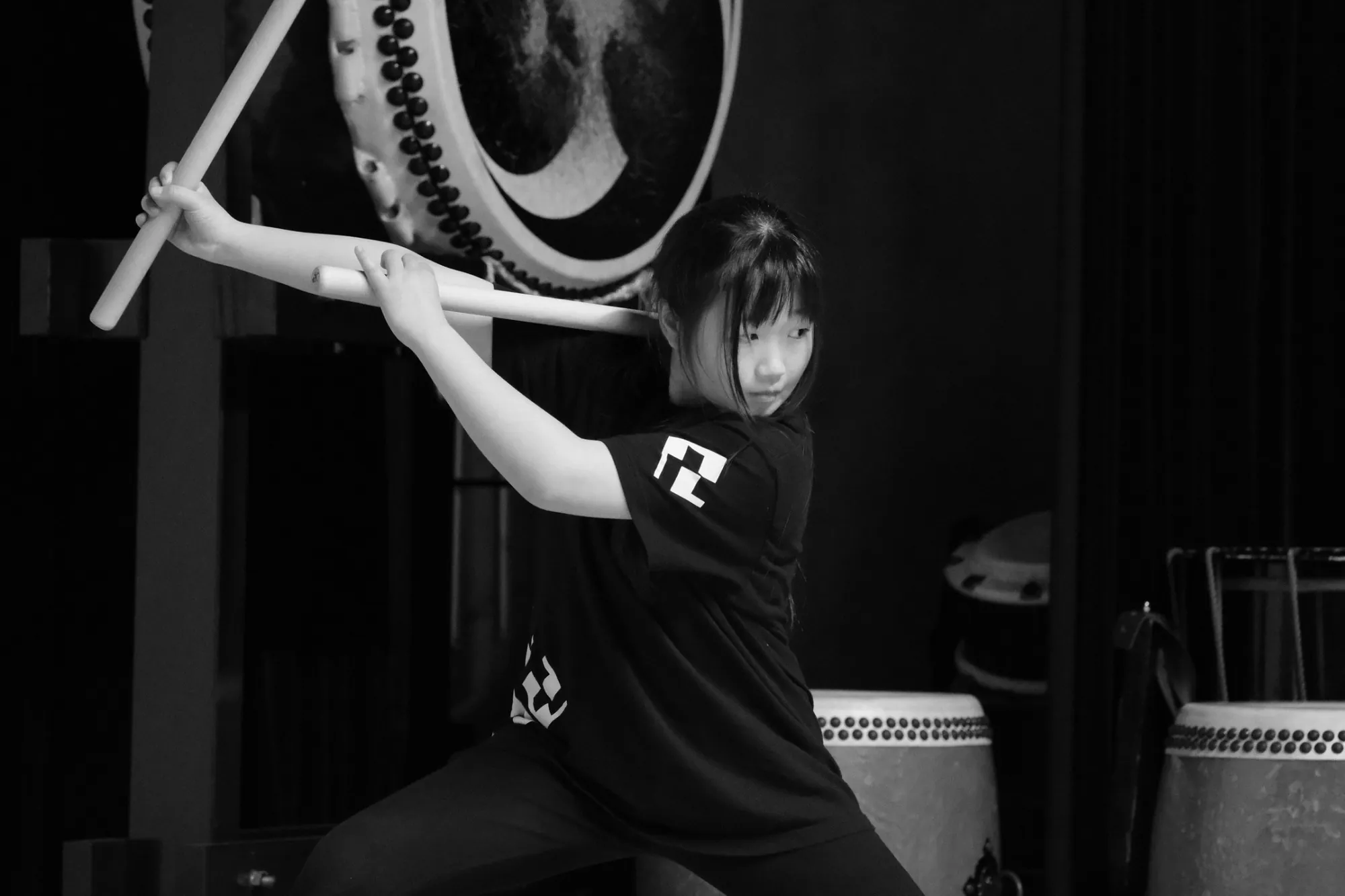 撥を肩に構える塾生